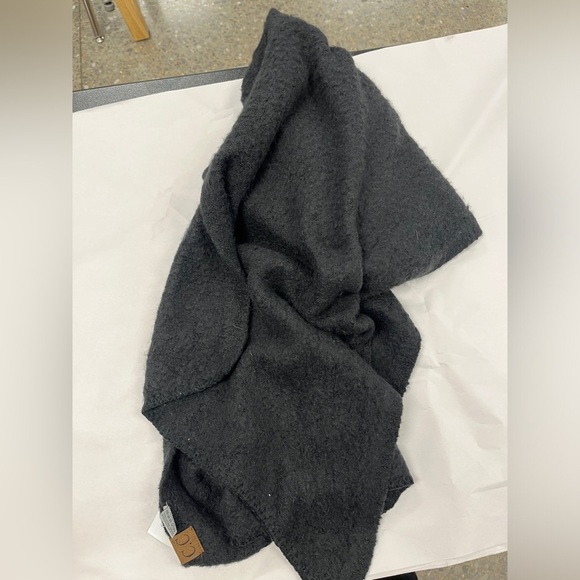 C.C. NWT Black Bias Cut Boucle Knit Scarf - Picture 8 of 8